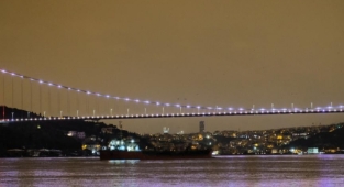Rusya'dan gelen tonlarca ayçiçeği yağı yüklü gemi İstanbul Boğazı'na ulaştı