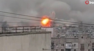 Rusya Mariupol'de yine yerleşim yerlerini vurdu