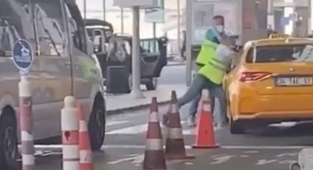 Sabiha Gökçen Havalimanı'nda kahya terörü Giriş:08 Mart 2022 10:26