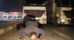 Savaş mağduru tır şoförü, Türkiye'ye gelir gelmez toprağı öptü, diz çöküp dua etti