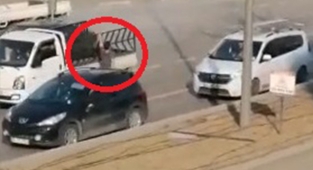Seyir halindeki araçların önüne atladı!