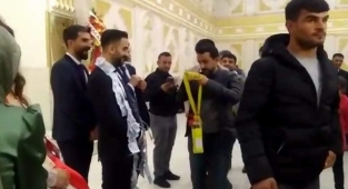 Siirt'te renkli düğün takı merasimi: Damada sıvı yağ ve çay takıldı