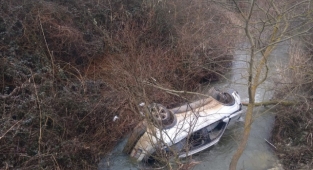 Silivri'de araç dereye uçtu: 1 yaralı