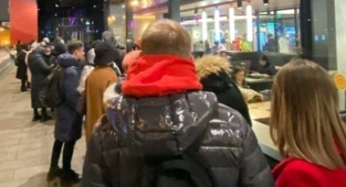 Son bir hamburger yemek istediler: McDonalds Rusya'dan çekilme kararı alınca, önünde kuyruklar oluştu
