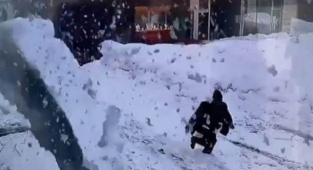 Tonlarca karın altında kalmaktan kıl payı kurtuldu
