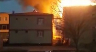 Tuzla'da 4 katlı binanın çatısı alevlere teslim oldu