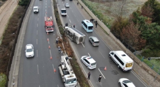 Tuzla'da midibüs refüje çıkıp yan yattı: 3 yaralı