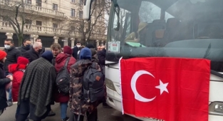 Ukrayna'daki Türk vatandaşları Moldova'dan İstanbul'a doğru yola çıktı