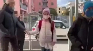 Ukraynalı mülteci çocuklar, İtalya'da başladıkları okulda alkışlarla karşılandı.
