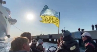 Ukraynalı yelkenciler, Abramoviç'in milyon dolarlık yatının önünü kesip gitmesini istedi