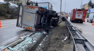 Ümraniye'de kamyonet bariyerlere girerek karşı şeride geçti: 1 yaralı
