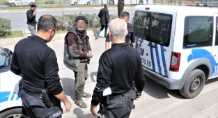 Üzeri çamurlu halde kanalizasyondan çıkartılan hırsızlık şüphelisi: 'Yüzmek için girmiştim'