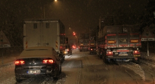 Yoğun kar yağışı bazı bölgelerde ulaşımı engelledi