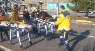 Yolcu minibüsü buzlanma nedeniyle devrildi: 3 yaralı