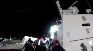 Yunanistan unsurlarınca geri itilen 17 düzensiz göçmen kurtarıldı