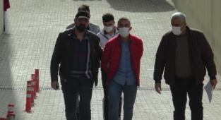2 kişiyi bıçakla yaralayarak gasp eden 3 şahıs yakalandı
