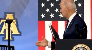 ABD Başkanı Joe Biden'dan gündem olan hareket! Konuşmasını yapıp boşlukla tokalaştı