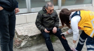 Arabasına kim çarptı diye baktı! Yerde yatan yaralı arkadaşı çıkınca şoke oldu