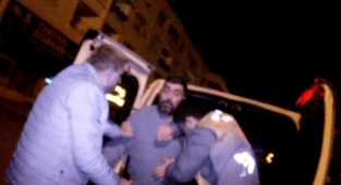 Arkadaşını alkol kontrolünden kurtarmak için polise bıçak çekti