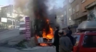 Ataşehir'de buğday yüklü nakliye kamyonu alevlere teslim oldu