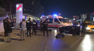 Avcılar'da yolun karşısına geçmeye çalışan 2 kadına araba çarptı: 1 ölü, 1 yaralı!