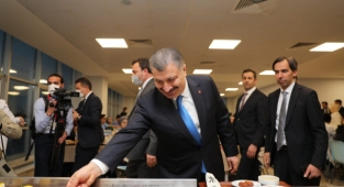 Bakan Koca, sağlık çalışanlarıyla iftar yaptı
