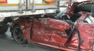 Başakşehir'de lüks otomobil tıra ok gibi saplandı: 1 ölü, 1 ağır yaralı