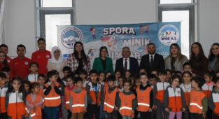 BAŞKAN BÜYÜKKILIÇ, HİZMETE AÇILAN SPOR SALONU’NDA MİNİKLERLE BULUŞTU