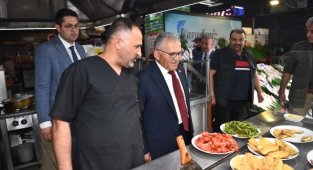 BAŞKAN BÜYÜKKILIÇ, RAMAZAN’DA DA ESNAF ZİYARETLERİNİ SÜRDÜRÜYOR