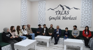 BAŞKAN BÜYÜKKILIÇ, SÜRPRİZ TELEFONLA GENÇLERİN DAVETİNİ GERİ ÇEVİRMEDİ