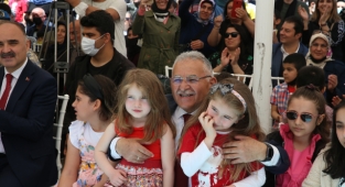 Başkan Büyükkılıç, Vali Günaydın ile Birlikte Çocukların 23 Nisan Coşkusuna Ortak Oldu