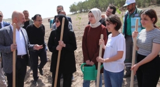 BAŞKAN ÇOLAKBAYRAKDAR, ÜNİVERSİTE ÖĞRENCİLERİYLE VUSLAT ORMANINA FİDAN DİKTİ