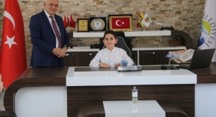 BAŞKAN ÖZTÜRK KOLTUĞUNU MİNİK ÇOCUKLARA DEVRETTİ