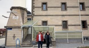 BİR KÜTÜPHANE DE BAŞAKPINAR'A