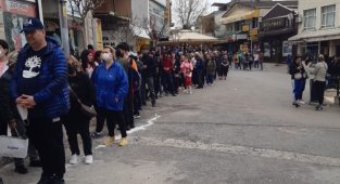 Büyükada'da metrelerce elektrikli araç kuyruğu oluştu