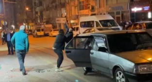 Cadde ortasında bıçaklı kavga