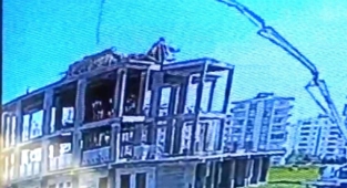 Diyarbakır'da cami kubbesinin çökme anı güvenlik kamerasına yansıdı