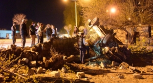 Ehliyetsiz sürücünün kullandığı araç müstakil evin bahçesine uçtu: 6 yaralı