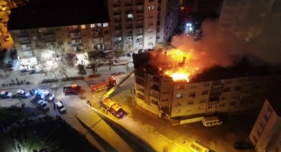 Elazığ'da geceyi gündüze çeviren bina yangını, onlarca insan tahliye edildi
