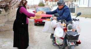 Engelli aracı ile her gün 800 ekmeği 300 aileye ulaştırıyor