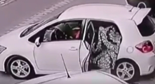 Esenyurt'ta bir kadının sokağa astığı halısı, arabalı iki hırsız tarafından böyle çalındı