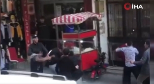 Esenyurt'ta esnaf ve vatandaşın sopalı kavgası kameraya yansıdı