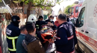 Eşini dinlemedi, anten ayarlamaya diye çıktığı çatıdan başka çatıya düştü