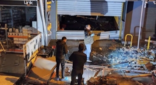 Fatih'te 4 katlı kapalı otoparkta yaşanan patlama yangına neden oldu