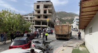 Freni boşalan hafriyat kamyonu 8 araca hasar verdi