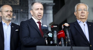 Galatasaray'ın başkan adaylarından Metin Özürk: Kulüp rehin alınmıştır, Burak Elmas'ın başkanlığını tanımıyoruz