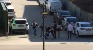 Gençlerin yumruklu kavgası kamerada