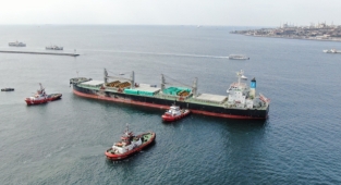 Haydarpaşa Limanı açıklarında, yük gemisi karaya oturdu