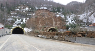 Heyelan sebebiyle kapanan Bolu-Mengen yolu tek şeritten açıldı