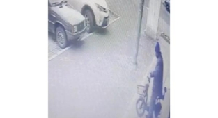 Hırsızın rahatlığı kamerada: Bisikletler kendininmiş gibi çalıp gitti